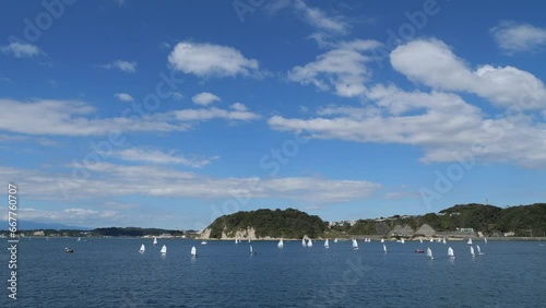 海岸の風景、小さなヨットの訓練