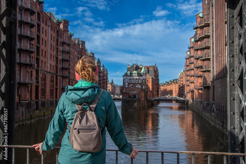 A woman enjoys the view in the Speicherstadt in Hamburg