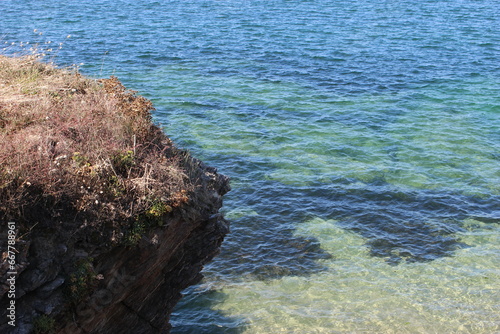Ombre d'un rocher sur la mer transparente à Piriac (Port-au-Loup)