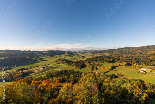 Ausblick von der Burgruine Waxenberg in Oberösterreich © lexpixelart