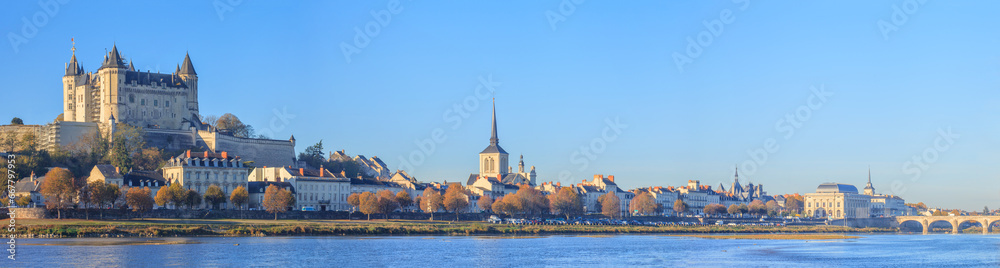 Saumur, le château, l'église saint-Pierre, le dôme et le pont Cessart