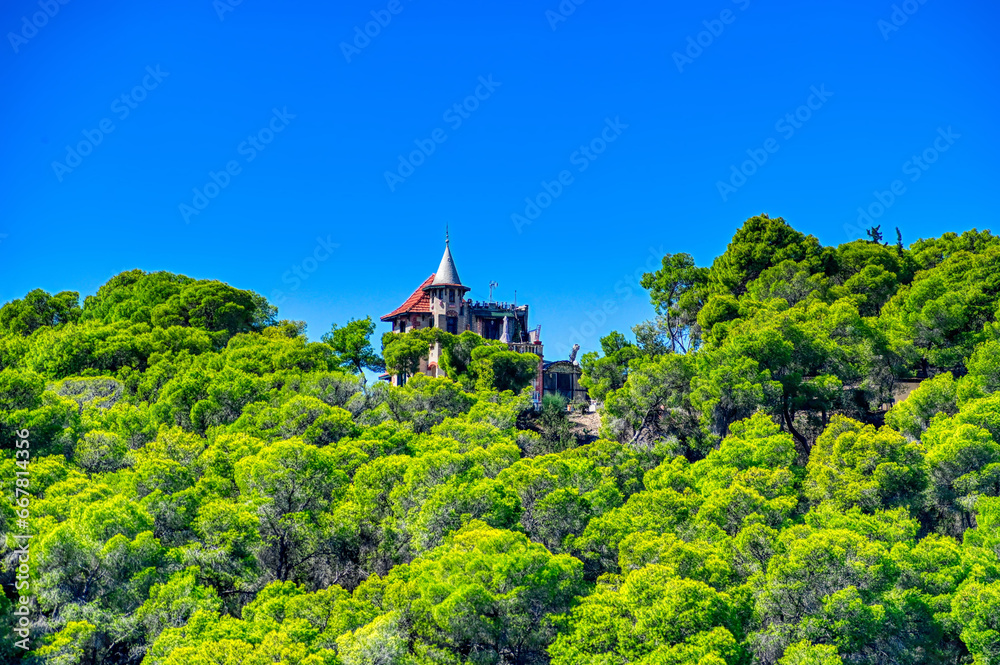 Wald mit Haus auf einem Berg bei Porto Heli ( Poloponnes-Griechenland) Wald mit Haus auf einem Berg bei Porto Heli ( Poloponnes-Griechenland)