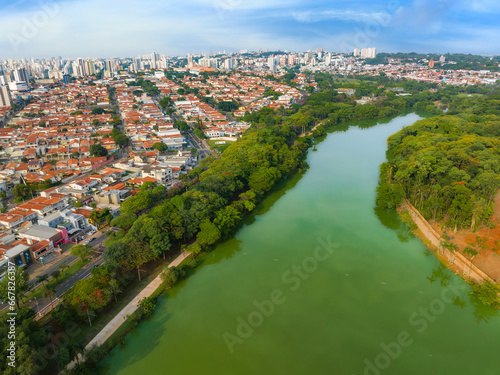 Vista aérea do parque Lagoa do Taquaral em Campinas, São Paulo. 2023,