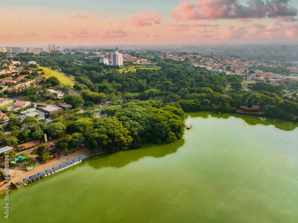 Vista aérea do parque Lagoa do Taquaral em Campinas, São Paulo. 2023 ...
