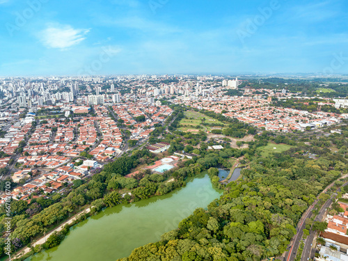 Vista aérea do parque Lagoa do Taquaral em Campinas, São Paulo. 2023, © Paulo