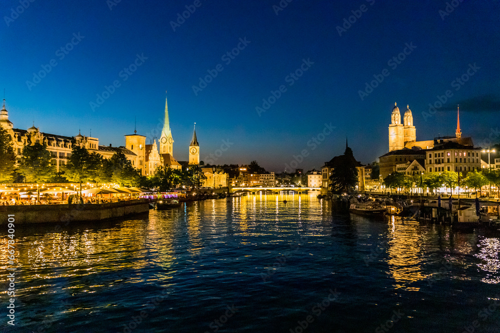Le Limmat à Zurich en Suisse Le Limmat à Zurich en Suisse