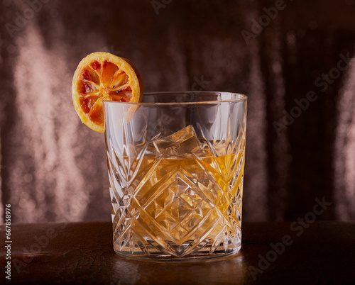 Foto Whisky sour garnished with a lemon slice in a rustic setting.