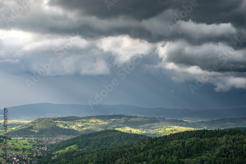 groźne ciężkie chmury podczas letniej burzy w górach