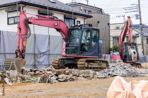 建物撤去後のコンクリート片を片付ける重機