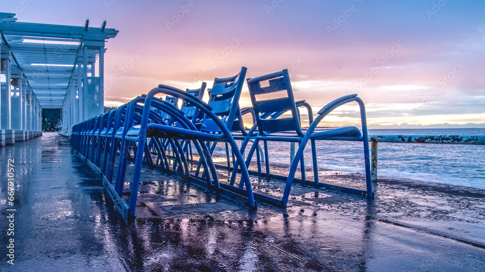 Lever de soleil sur la baie des anges et la promenade des anglais à Nice sur la Côte d'Azur dans le Sud de la France - obrazy, fototapety, plakaty 