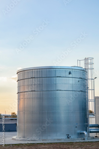 Obraz na płótnie Single metal storage tank. w salonie