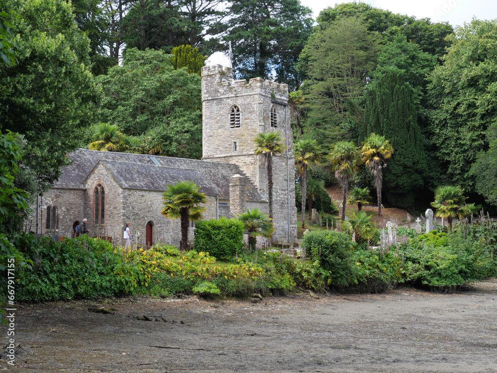 Die malerisch gelegene Kirche und Friedhof von St. Just in Roseland Church Cornwall England unter Palmen Die malerisch gelegene Kirche und Friedhof von St. Just in Roseland Church Cornwall England unter Palmen