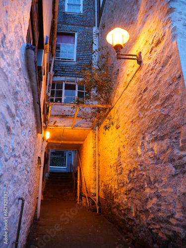 Beleuchtete Gasse bei Nacht in Falmouth Cornwall England photo