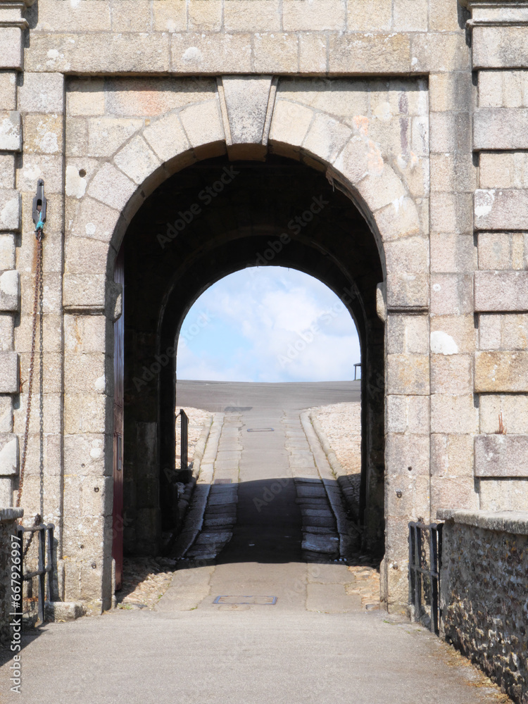 Brücke und Toreinfahrt zu Pendennis Castle bei Falmouth England