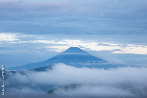 流れる雲と夜明けの富士山  © fotoriatonko