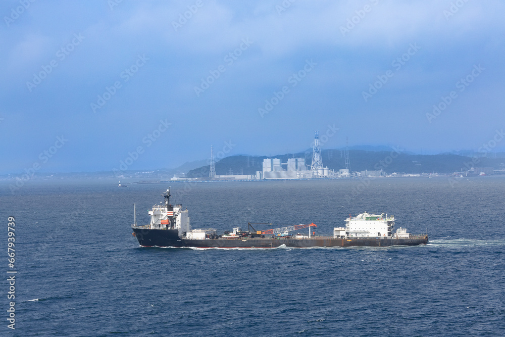 東京湾横須賀火力発電所付近を航行する重量物運搬船