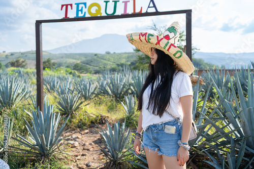 La joven está mirando el campo de agaves del pueblo de Tequila Jalisco México.