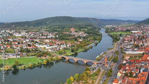 Luftbild von Miltenberg am Main mit Blick auf die Mainbrücke und das Zwillingstor. Miltenberg, Unterfranken, Bayern, Deutschland. © fotoping