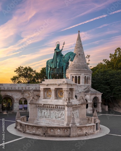Φωτογραφία Iconic statue of St Stephen, lit by the golden sun in the historic city of Budap