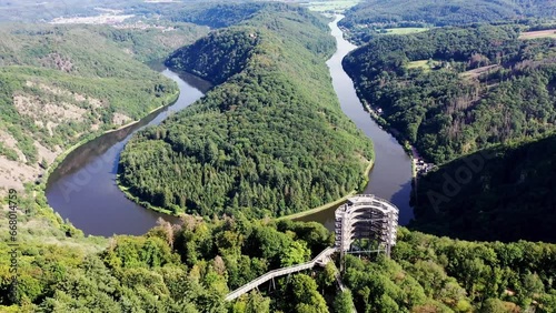 Luftaufnahme der Saarschleife. Die Saar windet sich durch das Tal und ist von grünen Wäldern umgeben. Orscholz, Mettlach, Saarland, Deutschland