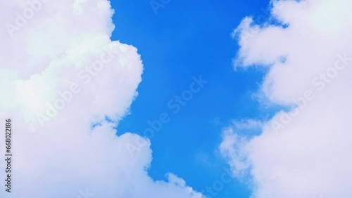 濃紺の青空とゆっくり流れる雲