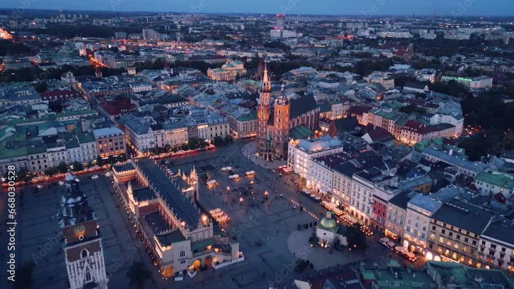 Kraków nocą - widok z drona na polskie zabytki - Rynek Główny, Kościół Mariacki, Sukiennice, Ratusz, Wawel, Floriańska
