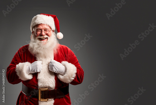 PAPAI NOEL FELIZ EM FUNDO ISOLADO 