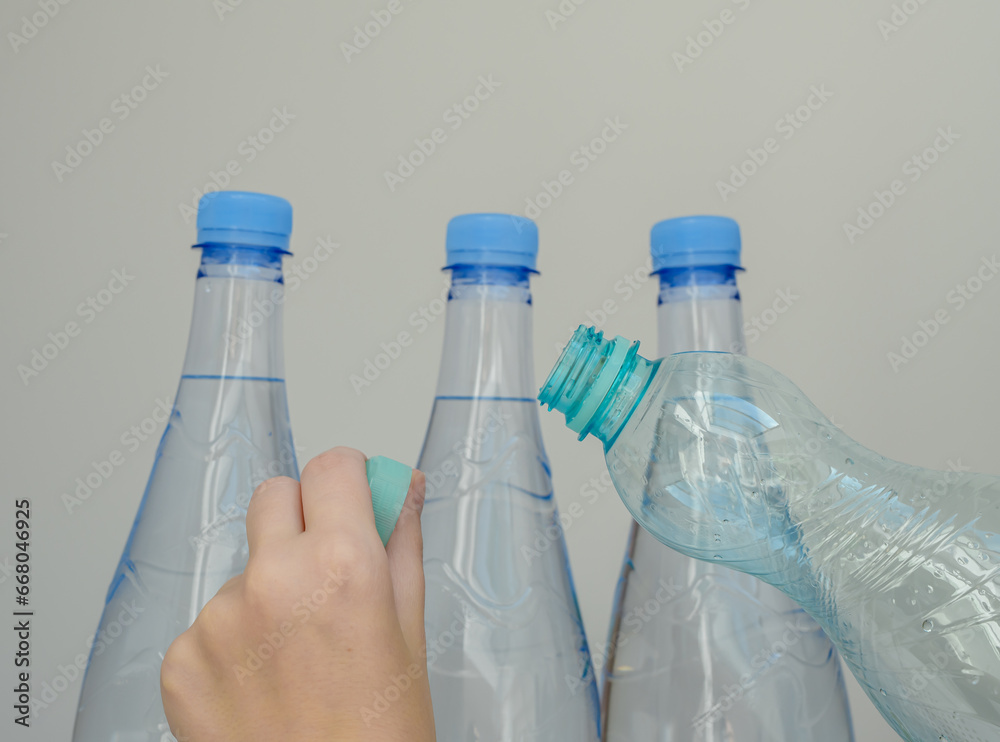 plastikowe butelki po wodzie, segregacja śmieci - obrazy, fototapety, plakaty 