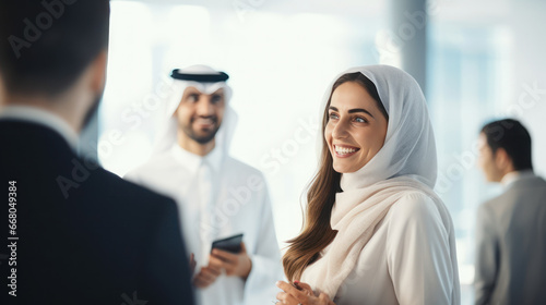 Slika na platnu Dubai business woman talking with foreign business people in the white office