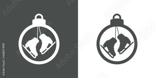 Tiempo de Navidad. Botas para patinaje sobre hielo. Logo con silueta de bola de navidad con un par de patines para hielo colgando de cordones para su uso en invitaciones y felicitaciones