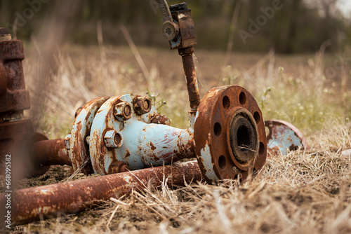 Obraz na plátně Old rusty metal gas pipe, left on a field, abandoned pipeline.