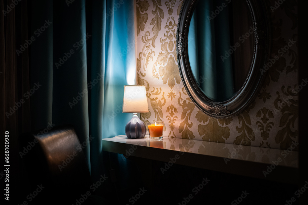 Lustro lampka w hotelu - obrazy, fototapety, plakaty 