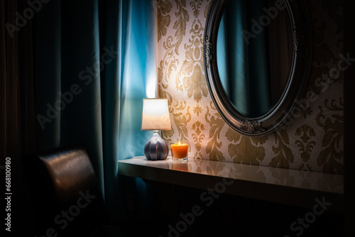 Lustro lampka w hotelu