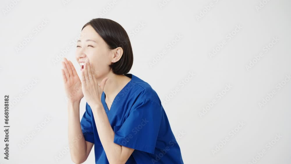 スクラブを着ている若い女性　医療イメージ
