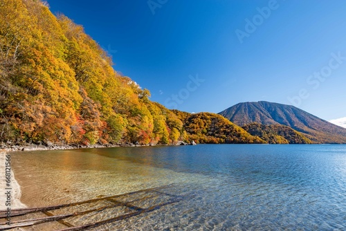 中禅寺湖と男体山（紅葉）
