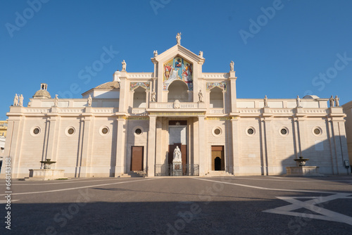 Tableau sur toile The Cathedral of Manfredonia, San Lorenzo Maiorano,  blue sky