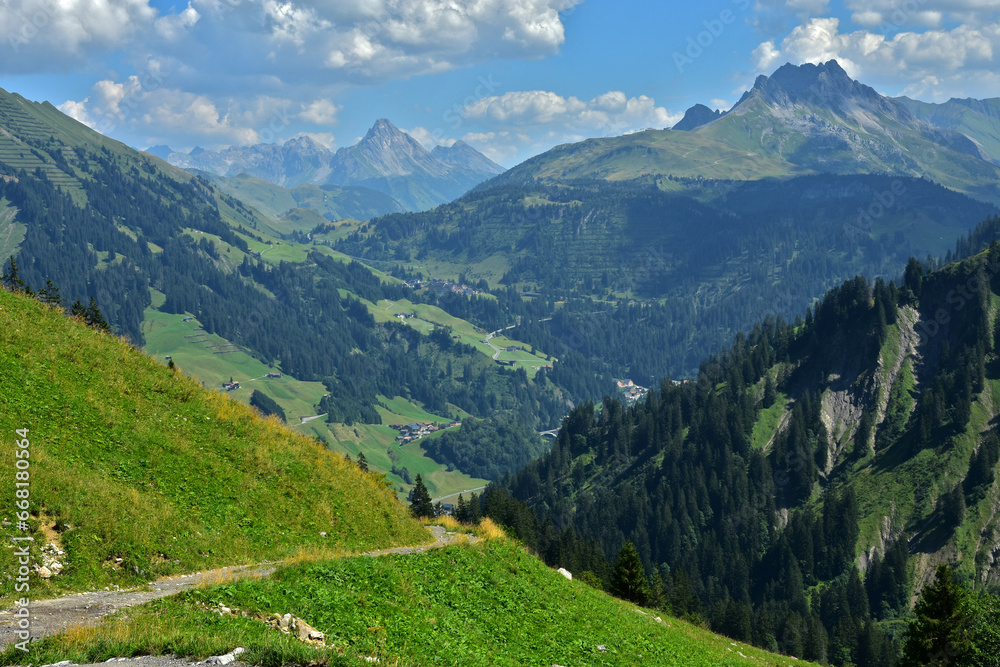 Bregenzerwald bei Schröcken; Blick zu den Allgäuer Alpen mit Biberkopf; Vorarlberg; Österreich