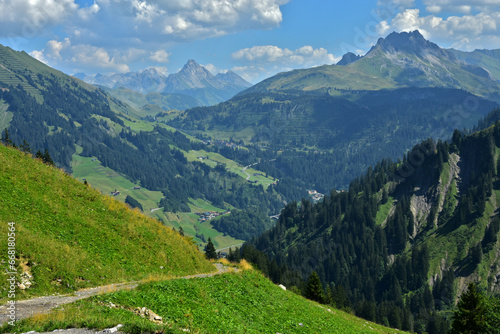 Bregenzerwald bei Schr  cken  Blick zu den Allg  uer Alpen mit Biberkopf  Vorarlberg    sterreich