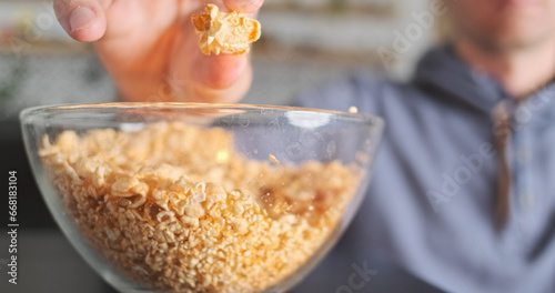 Foto Man finds last whole large popcorn among corn husks