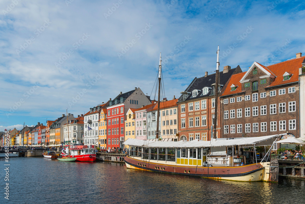 Nyhavn mit bunten Booten und Häusern im Zentrum von Kopenhagen, Dänemark