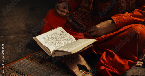 Foto Portrait of Old Indian Monk Reading a Book in an Ancient Temple