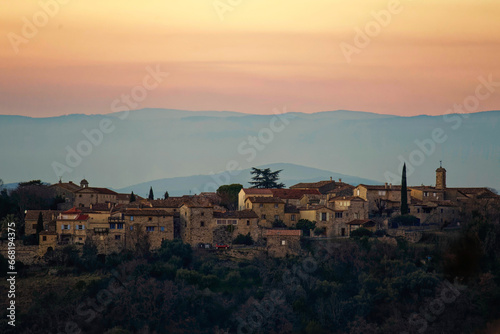 Village de Mons, Gard avec Cévennes au fond photo