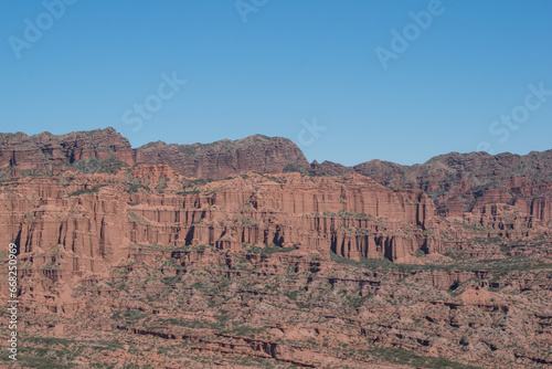 Cañón, valle erosionado por el viento y el agua. Parque Nacional Sierra de las Quijadas, San Luis, Argentina. 