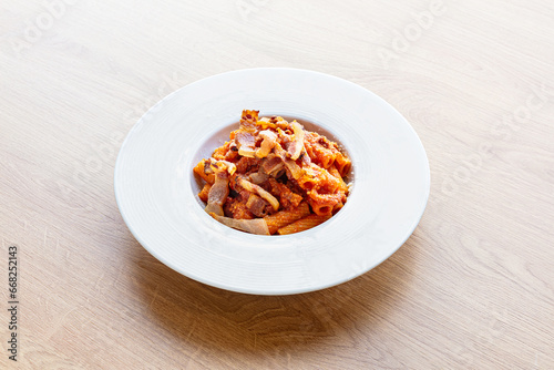 rigatoni, all'amatriciana, amatriciana, alimento, pasti, guanciale, pancetta, arrostito, formaggio, cucina, pasta, pranzare, pomodori, italia, olio, extravergine, d'oliva, e, legno, tavolo, grezzo, ve photo