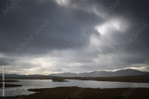 Fotografie An autumnal HDR NC500 image of dark foreboding clouds over Clar-loch Mor in Suth
