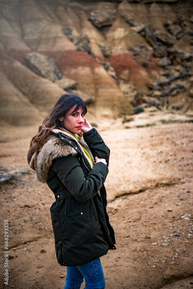 Naklejka premium Young girl in the desert