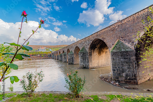 Tableau sur toile 10-arch Tigris Bridge made of historical stone in Diyarbakır