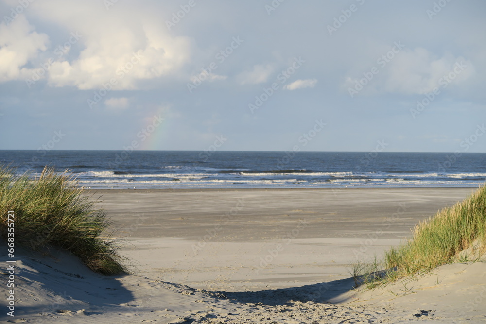 Blick vom Strandübergang am Prins Bernhardweg auf Schiermonnikoog auf den Strand und die Nordsee.