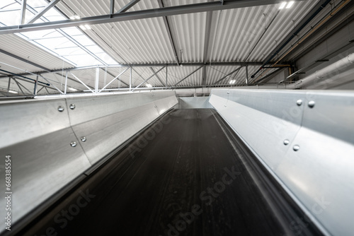Obraz na płótnie belt conveyor - production line - rubber raw material transporter - conveyor belts - plant interior w salonie