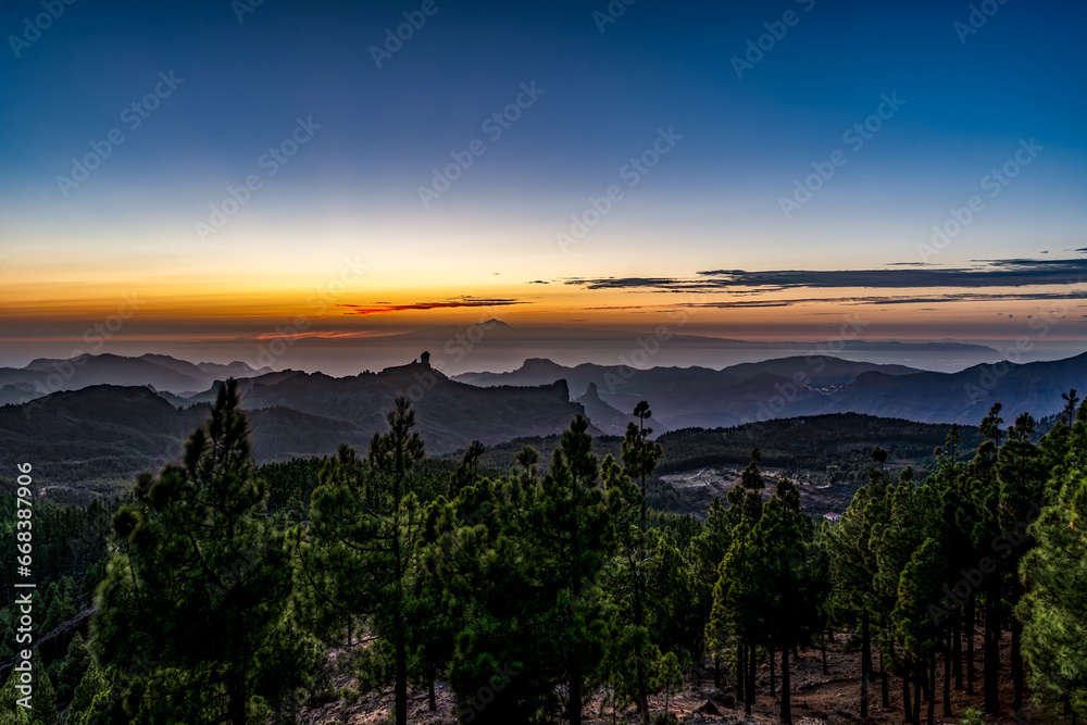 Obraz premium Beauty scenery with the Roque Nublo, the roque Bentayga and the island of Tenerife with the peak of Teide, from the summit of Gran Canaria